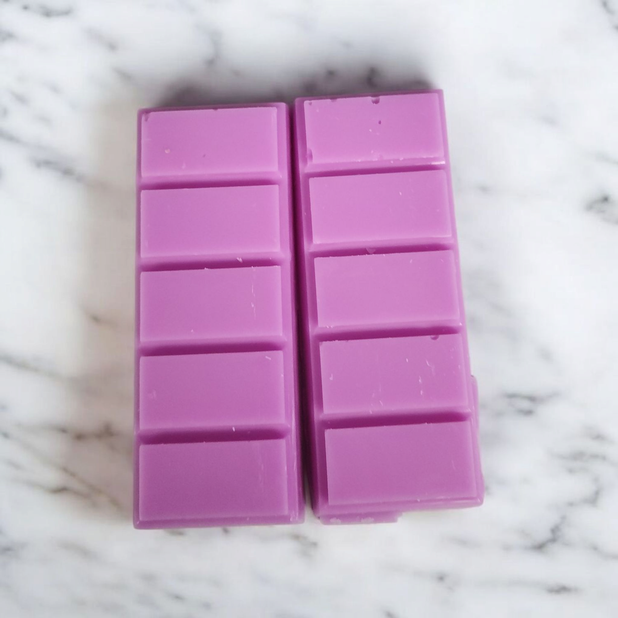 Tropical Plumeria – 3.4oz wax melt with a fresh, exotic blend of Hawaiian plumeria and subtle fruity notes.